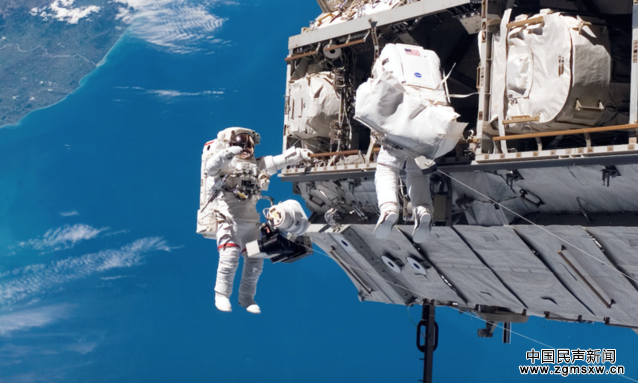 当宇航员在太空中凝望地球，他们感受到了什么