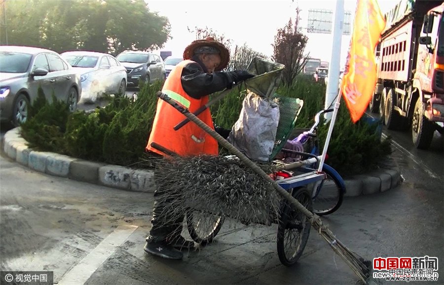 郑州 “身价”数百万环卫工 66岁坚持每天上街扫