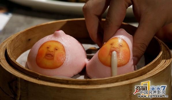 香港餐厅推出“丑比头”流沙包 这形象！
