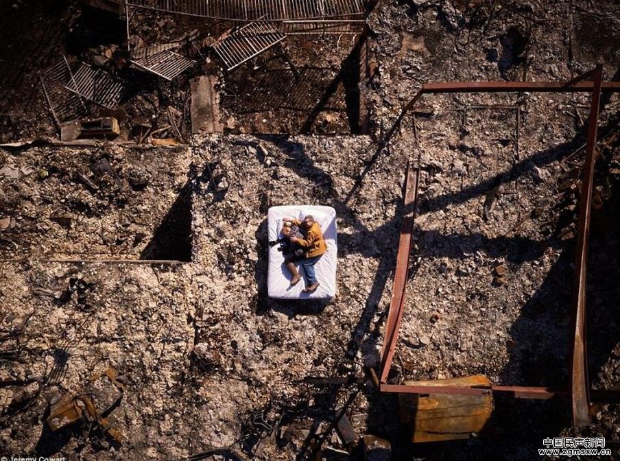 航拍火灾受害者的家：他们的生活完全被废墟包