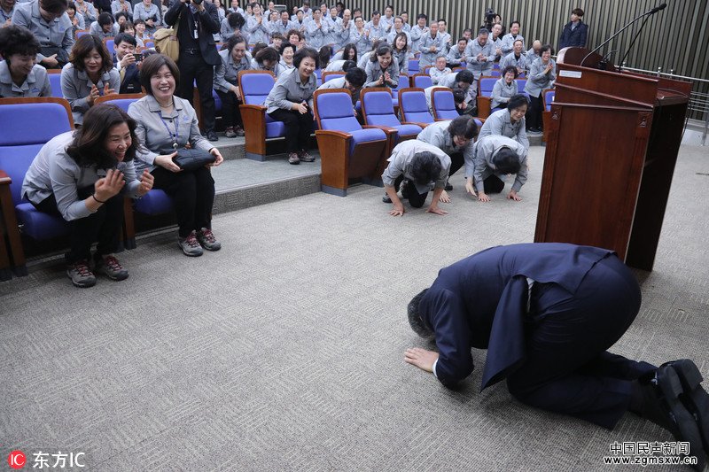 新年伊始 韩国国会事务总长向清洁工磕头致谢