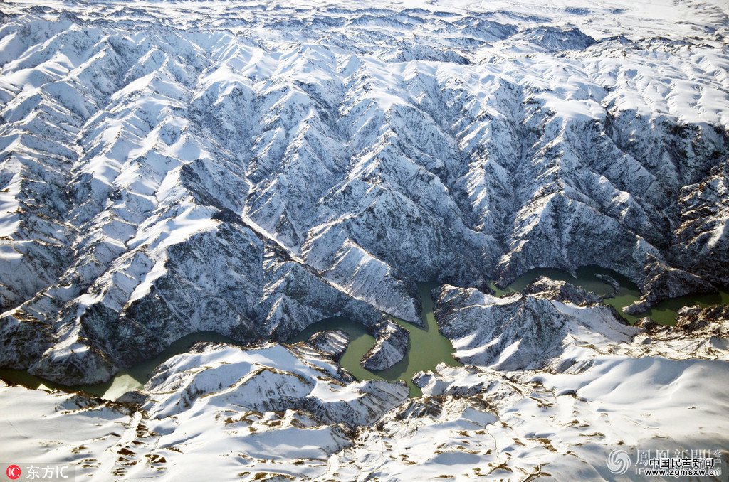 飞机上看冬日里的新疆天山大峡谷