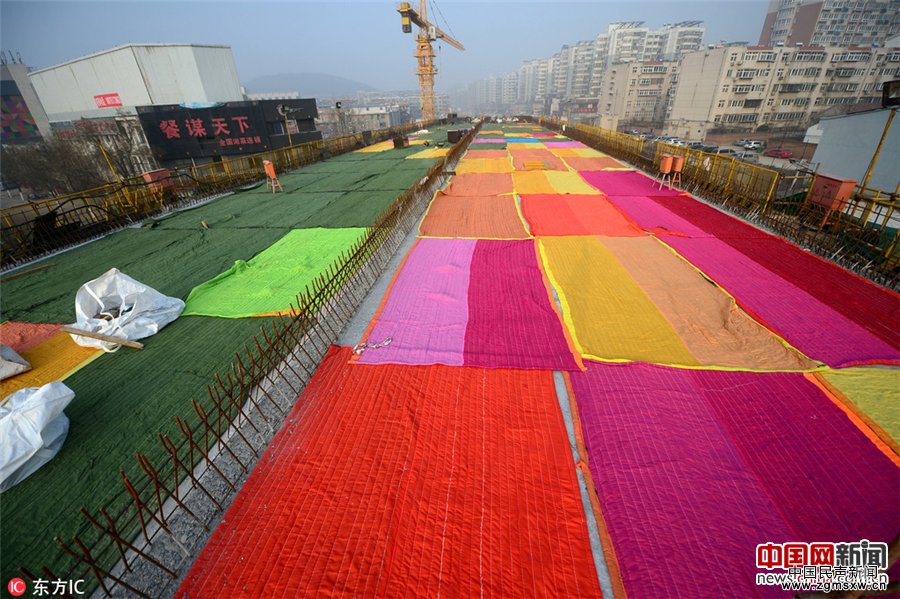防止路面被冻 济南高架桥铺百条彩色棉被保暖