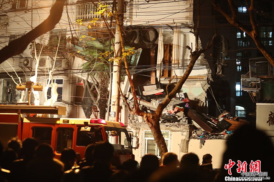 上海一幢四层楼房外立面坍塌 住户家中一片狼藉