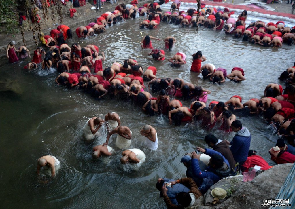 尼泊尔印度教女信徒河中集体洗浴迎斋戒 期许生
