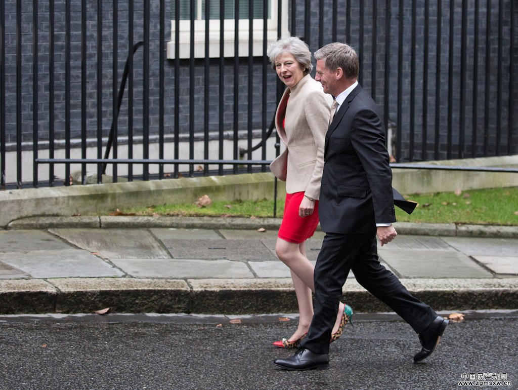 新西兰总理访问英国 梅姨美丽冻人秀大长腿