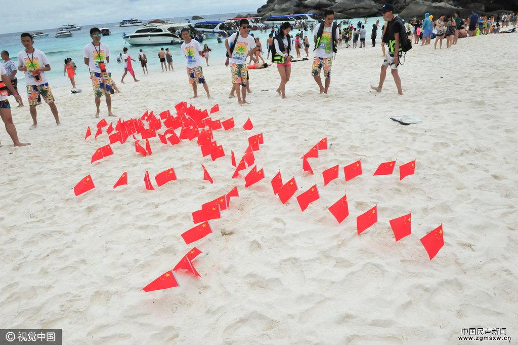 中国人把五星红旗插上泰国海滩 当地游客驻足观