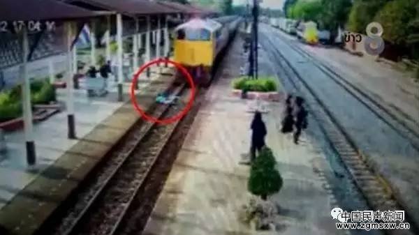 泰国男子跳轨自杀 被火车碾后爬了起来