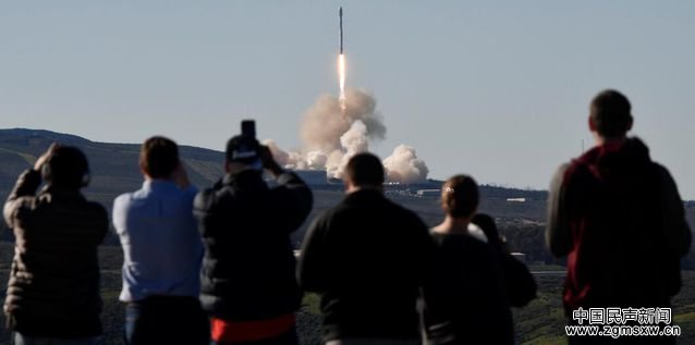 SpaceX成功发射一箭十星 首次完成太平洋回收火箭