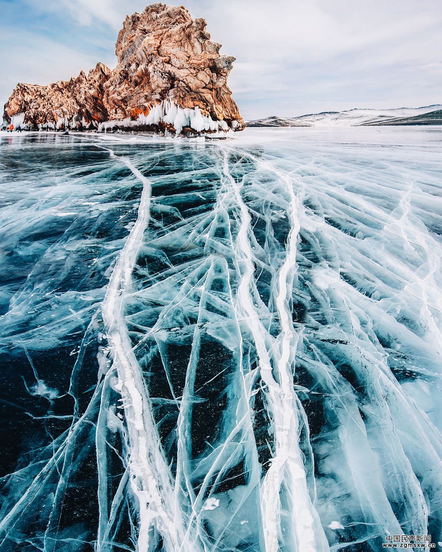 冰冻的贝加尔湖：捕捉最古老湖泊脱俗的美