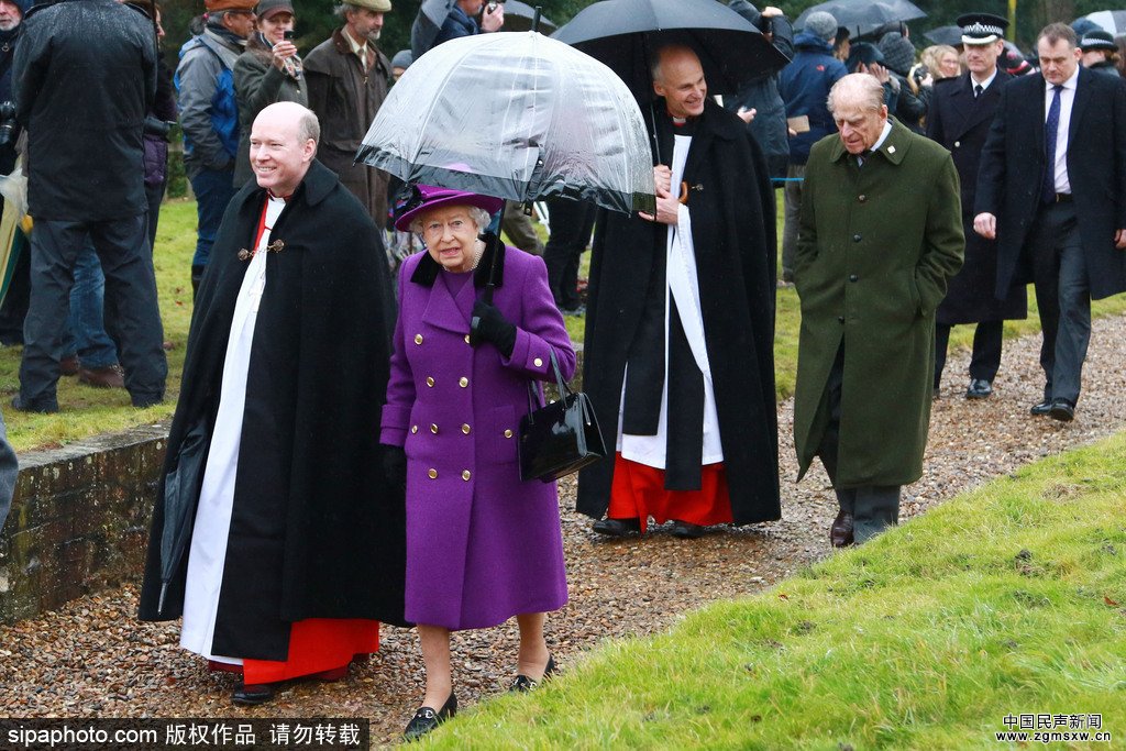 英国女王伊丽莎白二世亮相教堂 撑透明雨伞精神