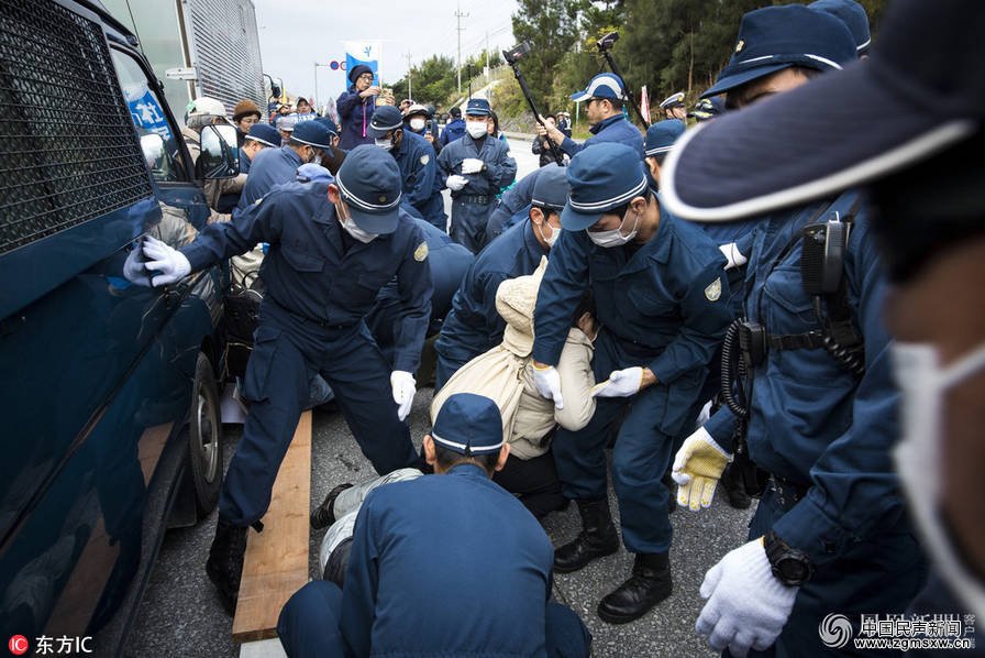 日本冲绳民众抗议设立美军基地