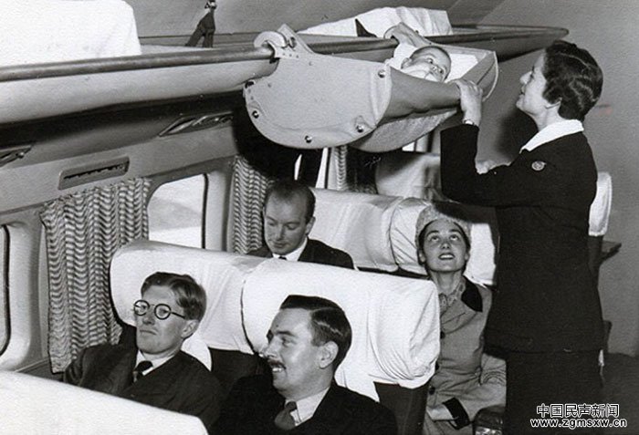 罕见旧照：60年前婴儿这样坐飞机
