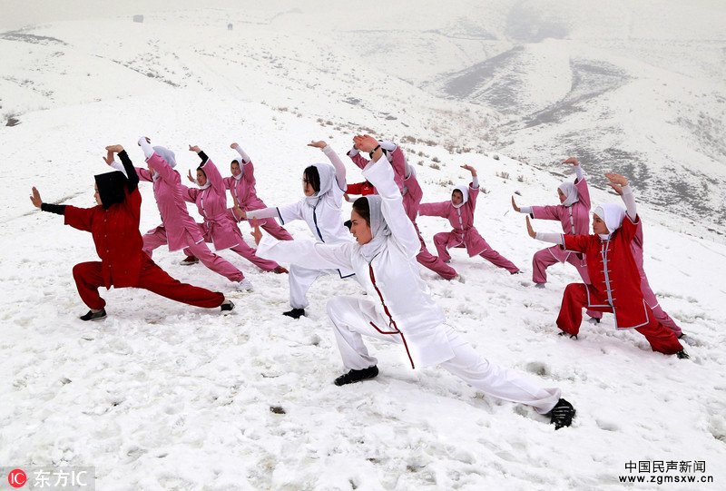 冬练三九！阿富汗女孩雪山顶上练习少林武术
