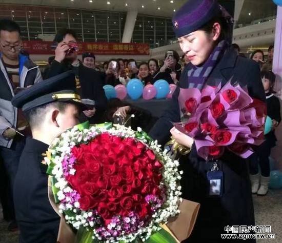 检票员突然收到陌生旅客送玫瑰花，还越来越多