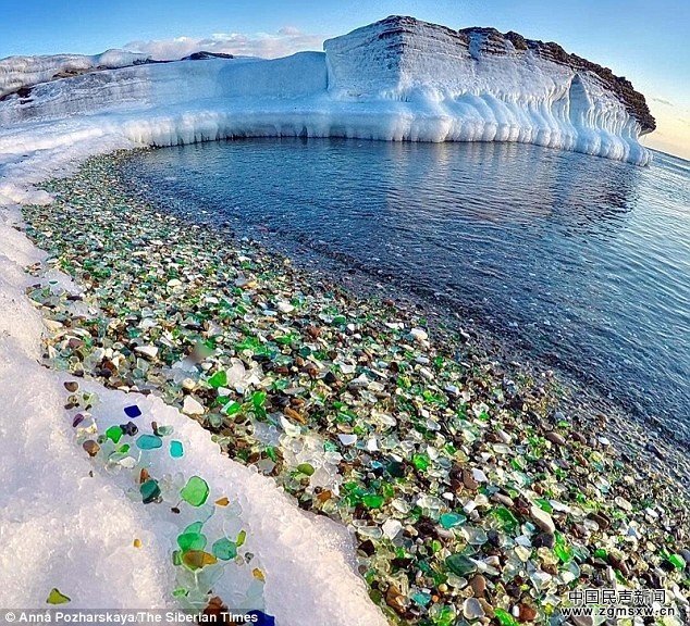 俄玻璃海滩：瓶子碎片被打磨成玻璃鹅卵石