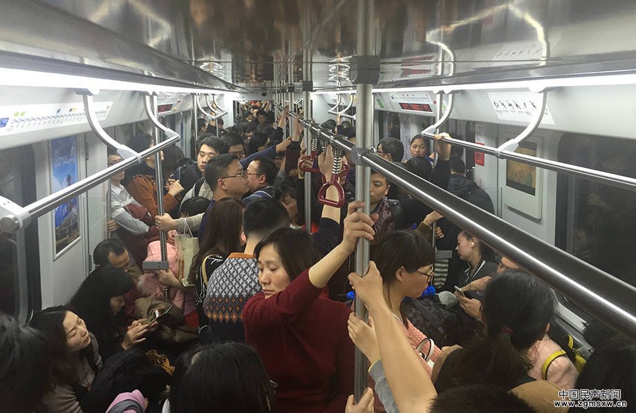 春运返程时的地铁 凌晨12点满载乘客