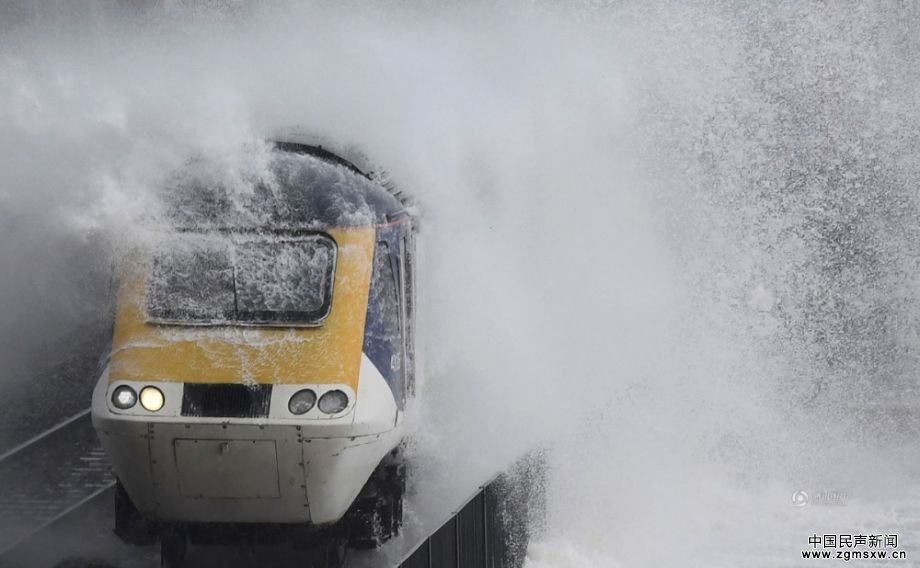 英国伦敦有条海岸铁路线 火车破浪前行