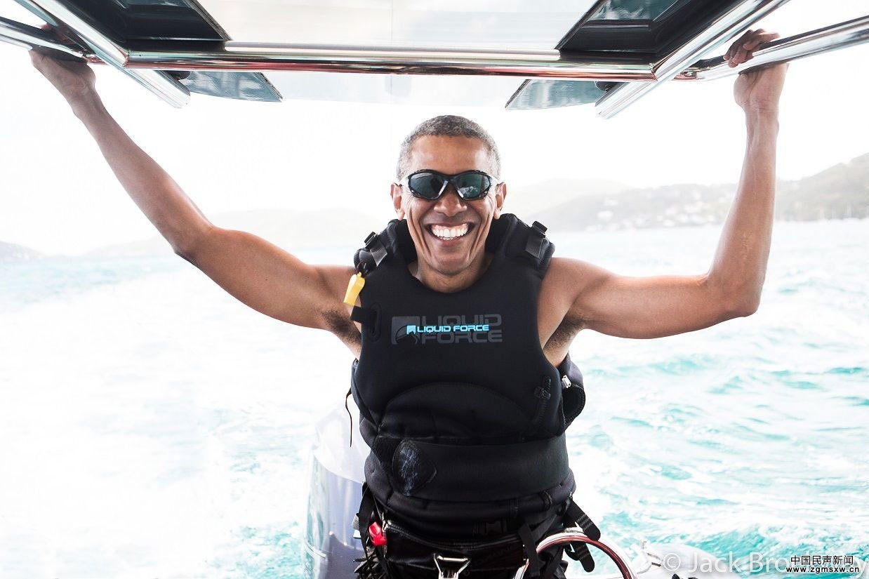 奥巴马和富豪朋友一起风筝冲浪