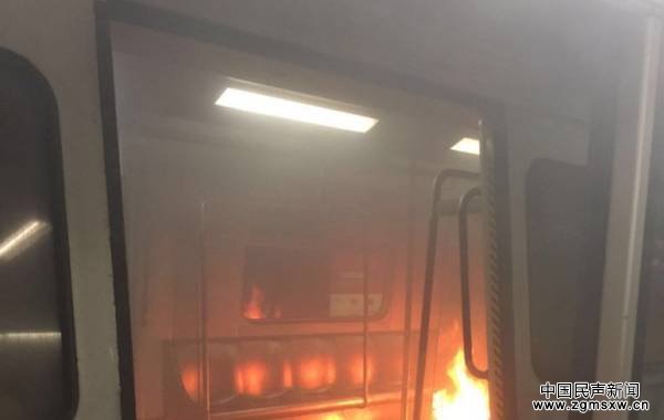 香港地铁起火致多人受伤 嫌犯投燃烧弹