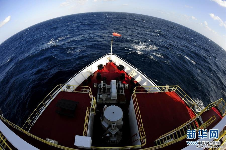 ＂决心＂号抵目标海域 第三次南海大洋钻探开钻