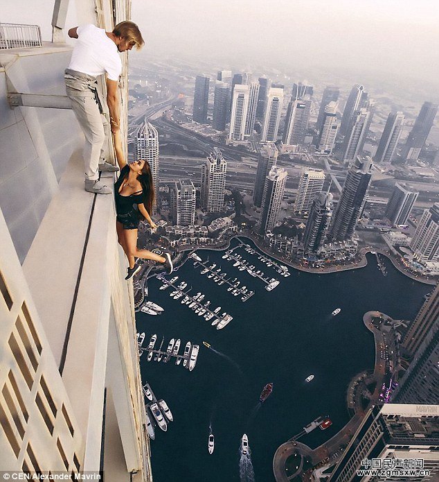 俄嫩模玩命拍照 单手悬吊306米摩天大楼