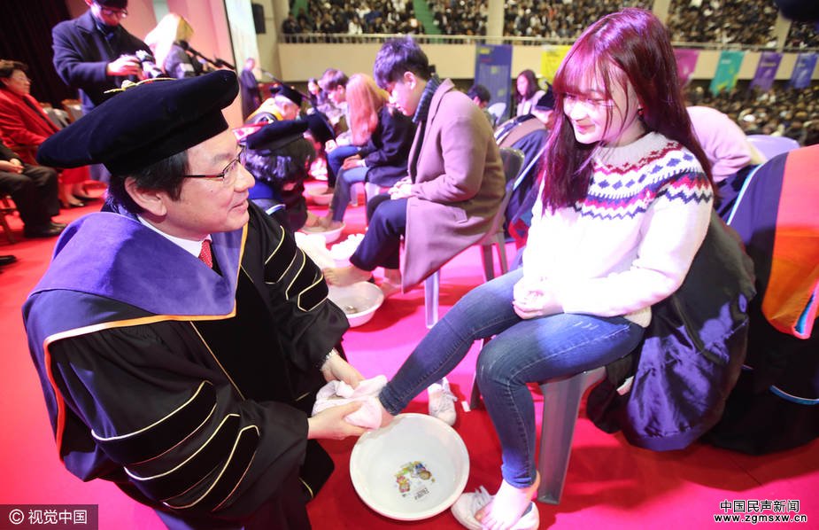 韩国大学校长教授为新生洗脚