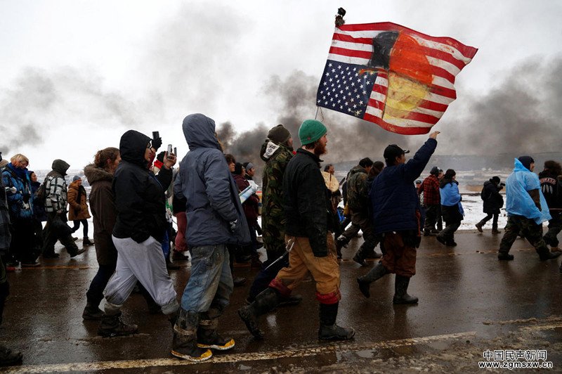 美国印第安人倒插星条旗火烧帐篷 抗议输油管线