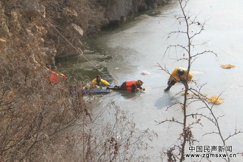 女子凿冰捕鱼落水 消防员冰上救援