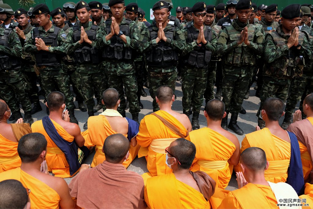 泰国僧人组“人墙”与警察对峙 双手合十