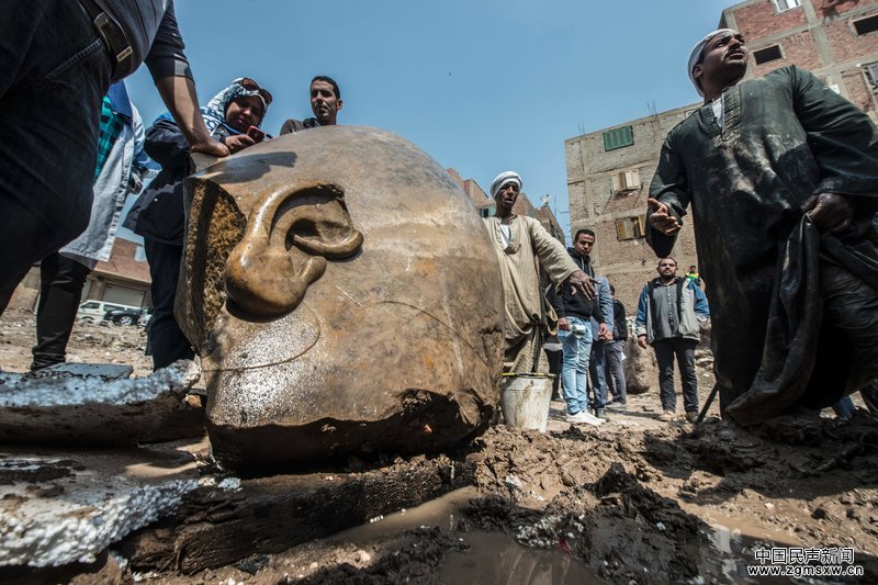 埃及贫民窟惊现3000年前法老雕像