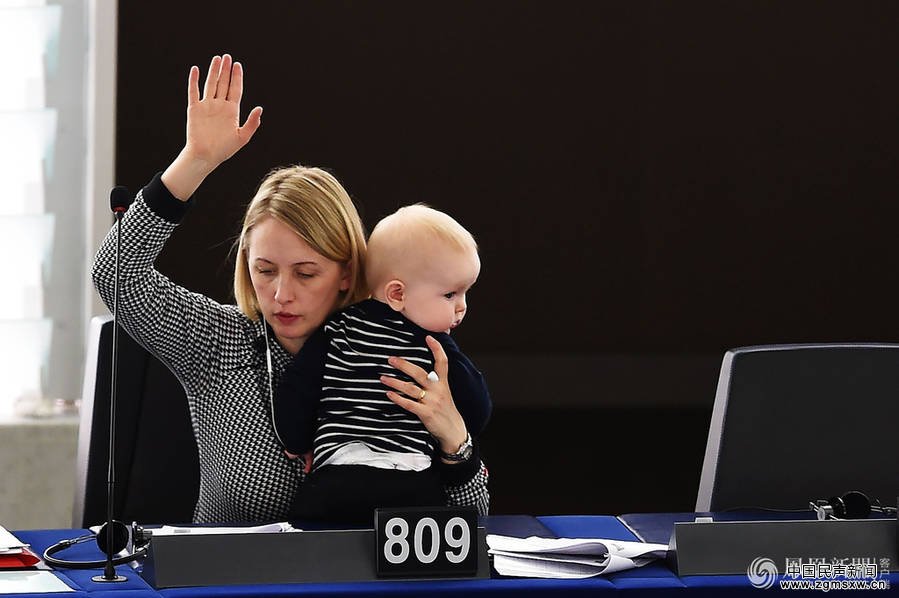 欧洲女议员抱娃投票 工作逗娃两不误