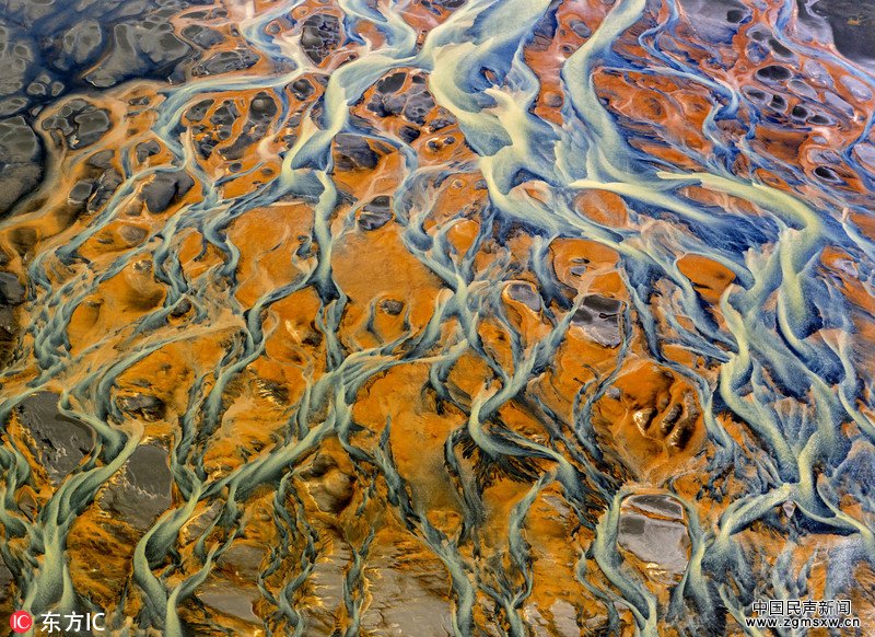 摄影师航拍冰岛河流三角洲 似水彩画