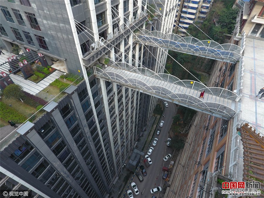重庆现68.5米超高天桥 横跨两座大楼