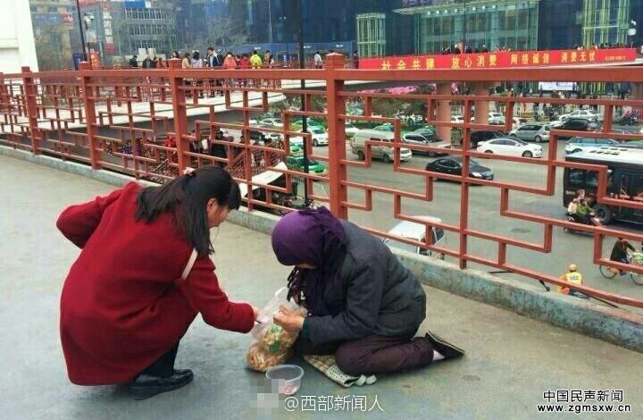 女子给跪地乞丐一袋麻花 被扔进垃圾桶