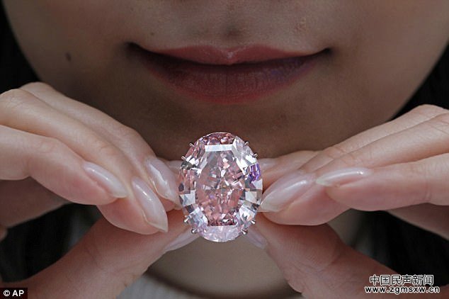 “粉红之星”4.6亿成交 破全球钻石拍卖纪录