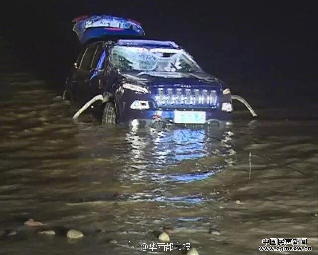 越野车开上河滩看乐山大佛 被陡涨的江水淹了