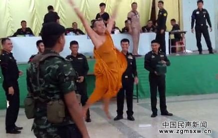泰国僧人被告知不服兵役 兴奋得跳起来