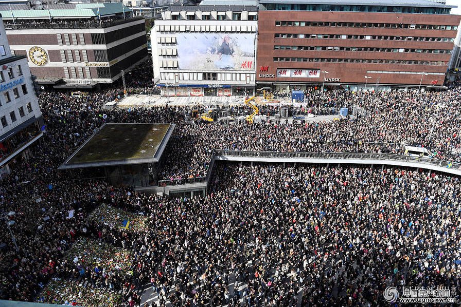 瑞典恐袭过后上街悼念的民众