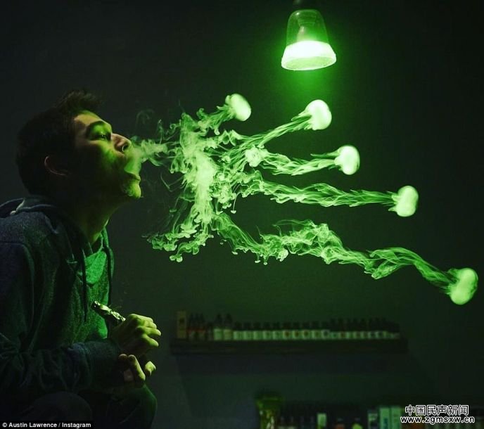 <b>21岁男孩吞烟吐雾 成为难以置信的烟雾之神</b>