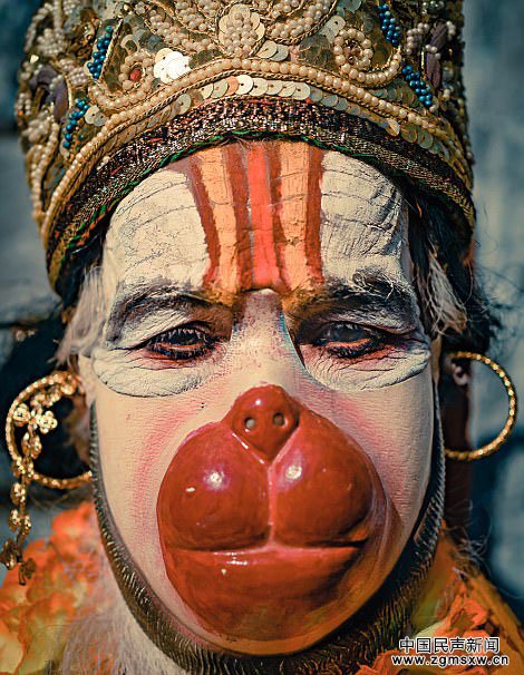 尼泊尔“活死人”脸部涂满颜料被奉为圣人