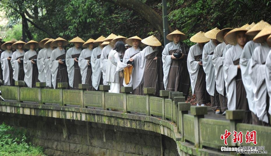 杭州500余位僧人进行“托钵行脚”活动