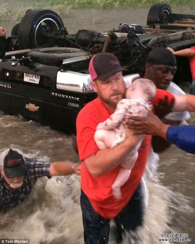 陌生人拼死救出洪水中被困车内的孩子
