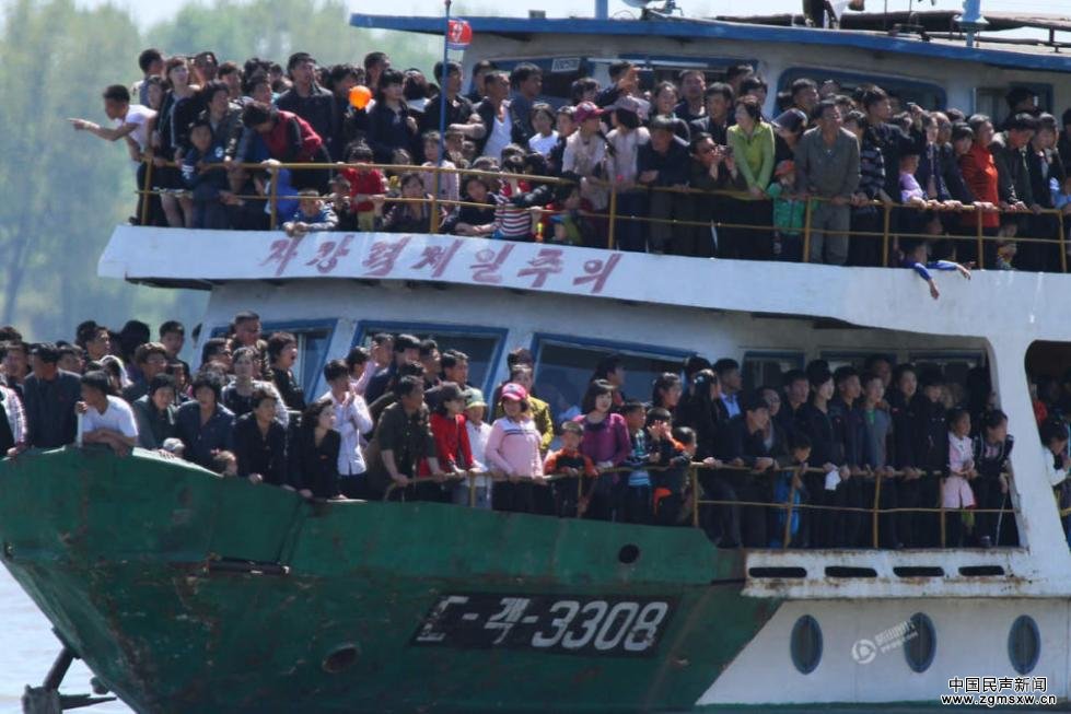 朝鲜民众庆五一 3000人游鸭绿江