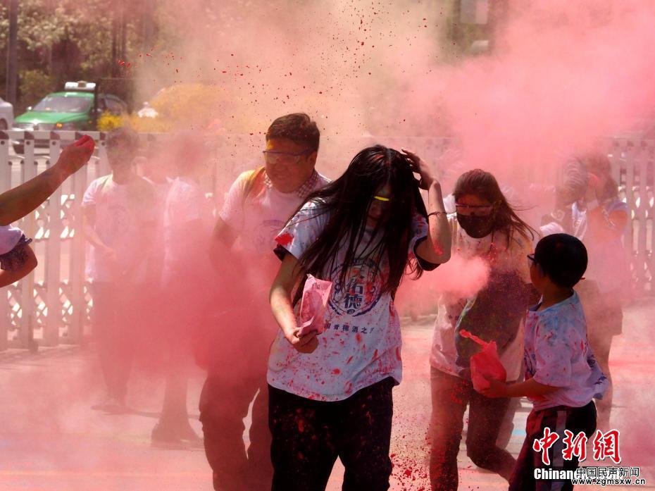 西宁近千名市民参与“彩色跑”