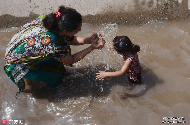 巴基斯坦拉哈尔遭遇44度高温 民众户外戏水降温