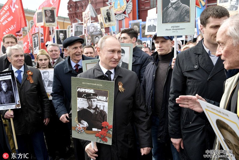 普京手举父亲肖像 参加莫斯科“不朽军团”大游