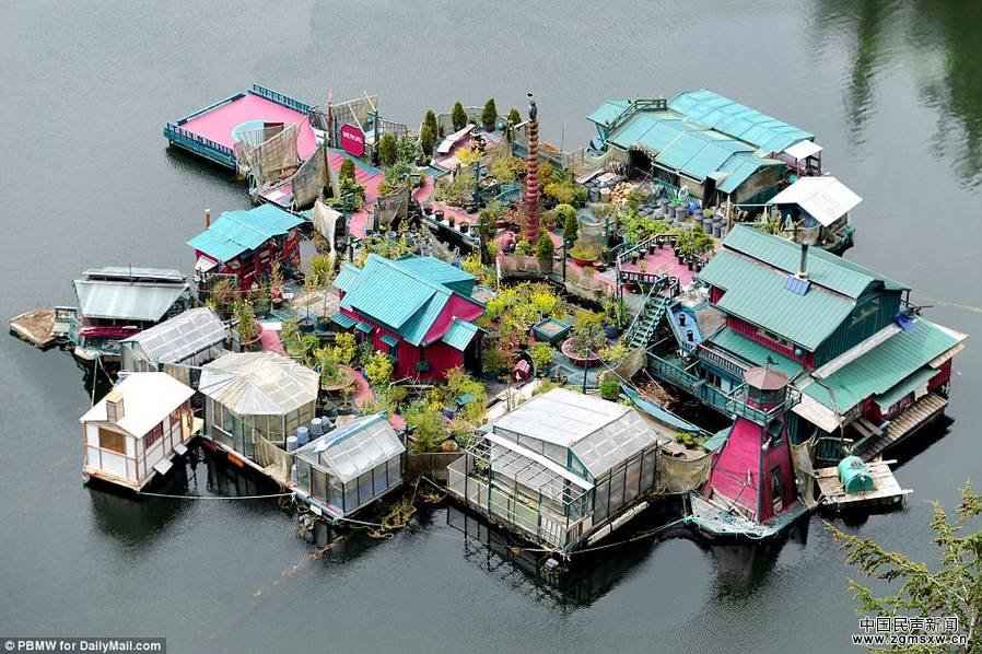 夫妇在水上自建漂浮“豪宅” 已住25年