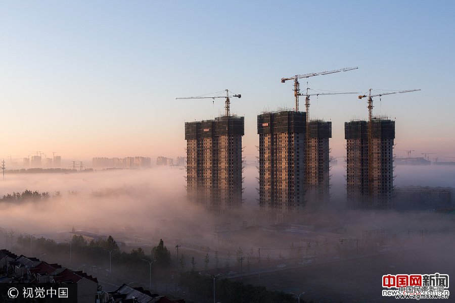 北京现平流雾 建筑工地堪比海市蜃楼