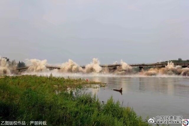 安徽350米国道大桥爆破拆除 两秒钟瞬间消失